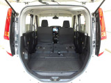 リヤシートを両方倒せば大きな荷物も車載可能です♪