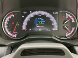見やすいメーターデザインで、運転に必要な情報を的確に把握できます。視認性の高いディスプレイで、安全運転をサポートします。運転状況が一目で分かります。