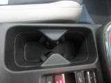 運転席からも助手席からも手の届きやすい位置にドリンクホルダーが付いています。