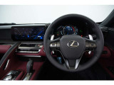 インテリアの赤レザーと調和した上質なステアリングが魅力。ドライバーが直接触れる部分にも高級感のある仕立てが施され、スポーティさとラグジュアリーさを両立しています。
