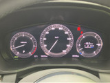 洗練されたデザインのメーターが、運転に集中できる快適な空間を生み出します。高い視認性を実現し、必要な運転情報を正確に把握できます。