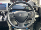 インテリアに合わせたデザインのステアリングは、運転される方のことも考え、運転しやすい形状、大きさです。是非一度、実際に触ってお確かめください。