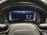 ハイブリット車専用のメーターです。右側の大型スピードメーターに加えステアリングスイッチを使って左のマルチインフォメーション・ディスプレイで燃費や動力伝達などの情報が見れるようになってます。
