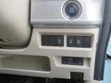 後部座席は両方スライドドアになっており、運転席側でも操作することができます。ETCも装備されていて、この位置に装備されています。
