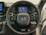運転にかかわる様々な操作を安全に行えるように視点移動が少なく操作性に配慮されたスイッチ類が凝縮されたコクピットです。