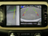 ギアを『R』に入れた後、カメラボタンを押すと、運転席から見えない左側面をナビ画面にうつしてくれるので、幅寄せや縦列駐車がし易くなります。