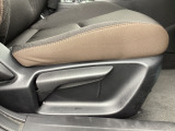 運転席にはドライバーの体型や好みに応じて前後方向だけでなく、高さの調整ができるシートリフターを装備!