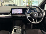 コックピットは、BMWらしくセンター・コンソールがドライバーに向けて傾けられた設計になっています。