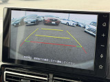 【バックモニター】後方の障害物や歩行者を確認できるバックモニター。狭い駐車場や混雑した場所でも安心して車を操作できます。