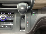 CVT車のセレクトレバーです。低速から高速まで、変速ショックのないスムーズな走りを実現するとともに、エンジン効率のよい領域を維持することで燃費にも貢献します。