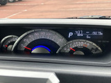 視認性の高いメーター類で、運転に必要な情報を的確に把握できます。走行距離や燃料残量も一目で確認でき、運転に集中できます。