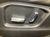 こちらのグレードは助手席にもパワーシートを装備しております!運転席同様お好みで調整が可能です!