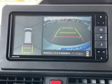 後方確認をサポートするモニター画面。駐車時の安全性向上に貢献します。狭い場所でも安心して運転できます。