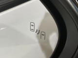 【ブラインドスポットモニター】走行中、ドアミラーの死角になりやすい箇所に後続車が接近するとサイドミラーのレンズに警告を表示!ドライバーに注意喚起をしてくれます。