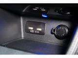 小物の収納に便利なセンタートレイには携帯等のデバイスの充電可能なUSB出力電源付です。