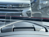 【ヘッドアップディスプレイ(HUD)】フロントウインドウガラスに走行情報を投影します。運転中の目線と重なるように表示されるので、少ない視線移動で速度が確認できるので、 ドライビングに集中できます!
