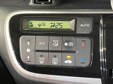 【オートエアコン】一度お好みの温度に設定すれば、車内の温度を検知し風量や温度を自動で調整。暑い&hellip;寒い&hellip;と何度もスイッチ操作をする必要はありません。快適な車内空間には必須の機能ですね♪