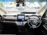 大きなフロントガラスで広々とした視界の運転席まわりです。
