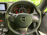 握りやすいステアリングは、運転の楽しさを向上させます。操作性も良く、スムーズなハンドリングをサポートします。