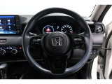 運転中もハンドルでの操作が可能です。特に高速道路等の目が離せない運転時には、便利さだけでなく、安全性も兼ね備えております。