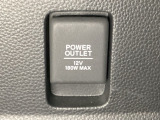 アクセサリーソケットはUSBのアダプターなどをつければ、スマホの充電にも使えます。周辺には物が置けるボックスがついています。