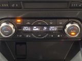 運転席と助手席で独立して温度設定ができるフルオートエアコン!操作性に優れたダイヤルと分かりやすい液晶表示で、車内を快適な温度に保ちます。季節を問わず居心地の良い室内空間を作る上質な快適装備です。