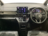 車内は光触媒抗菌消臭施工済です。スタイリッシュなデザインでスポーティなインパネ周りを演出します。グローブボックスやカップホルダーのほかにトレーなどたくさんの収納スペースが付いています。
