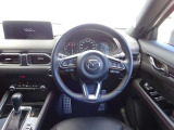 鮮やかなCX-5のコックピット。360&deg;ビューモニターを搭載し、安全確認もスムーズに行えます。ドライバー中心の機能的なレイアウトと高い質感が、快適なドライブを約束します。