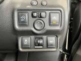 車線逸脱警報装置付きです!フロントカメラによりレーンマーカーを検知し、意図せずに走行車線から逸脱しそうな場合、メーター内のディスプレイ表示とブザーで注意を喚起します。