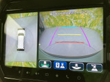 後方の状況を安全に確認できるバックモニター。狭い場所での駐車や、見通しの悪い場所での後退時に役立ちます。運転に自信を持てる機能です。