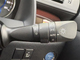 【オートライト(AUTO)】外の明るさをシステムが感知して、自動でヘッドライトが点灯します。ヘッドライトをつけ忘れを防ぐ便利機能です。