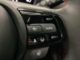 ステアリング右手側に安全運転支援機能のホンダセンシングをコントロールするスイッチ、左手側にオーディオ関連のコントロールスイッチを配置、視線を逸らすことなく運転に集中できます