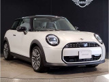MINIのフロントグリルのデザインはイギリスで生まれた当初から、シルバーのサイドバーが折り重なった伝統的なデザインで御座います。その伝統はBMWのお車になってからでも少しずつ形を変えて守られております