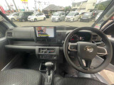 運転廻りの画像です!操作スイッチ類もキレイな状態です。専門スタッフが内外装を清掃・きめ細かい箇所までクリーニングしています。