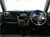 ◆インテリアパネル◆視界広々で非常に運転しやすくロングドライブでも疲れを感じさせないすっきりとまとまったインパネ周りです。