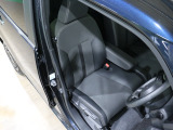 程よい硬さとホールド性が高いシートで長時間運転も快適です。
