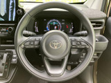 握りやすいステアリングは、運転操作をスムーズにします。オーディオやハンズフリー通話の操作も可能で、運転に集中できます。