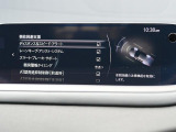 こちらのお車には先進安全装備が多数搭載されています。衝突被害を回避あるいは軽減するためのブレーキや、後方死角からの接近警報、車線逸脱を防止する警報装置など、詳しくはスタッフまでお尋ねください。