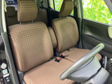 座り心地の良いシートが、長距離運転の疲れを軽減します。落ち着いた色合いのシートカバーが、車内空間をより快適にします。広々とした空間です。