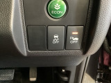 VSA装備車です。VSAはドライバーの操作と車の動きを見守っています。もし車の挙動が乱れたとき、4輪別々にブレーキをかけたり、エンジンパワーをしぼることによって車を安定させます。