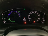 ハイブリット車専用のメーターです。右側の大型スピードメーターに加え、ステアリングスイッチを使って左のマルチインフォメーション・ディスプレイで燃費や動力伝達などの情報が見れるようになっています。