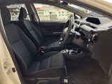 座り心地の良いシートが、ドライバーを優しく包み込みます。長距離運転でも疲れにくい快適な空間です。