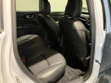 【リアシート】屋根までの高さがある車のため、大人の方でも圧迫感が少なく乗車出来ます。足元は広く取られているため、ゆったりとお乗り頂けます。