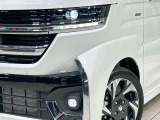 【LEDヘッドライト】悪天候や夜間走行時も良好な視界を確保し安心して運転できる高輝度LEDヘッドライトを装備!点灯速度が早く、消費電力も抑えられています。