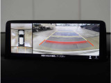 【360&deg;ビュー・モニター】クルマを真上から見たような俯瞰(ふかん)映像や助手席側のサイド映像など、視点を切り替えて表示。さまざまなアングルで視界をサポートします。
