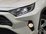 【LEDヘッドライト】悪天候や夜間走行時も良好な視界を確保し安心して運転できる高輝度LEDヘッドライトを装備!点灯速度が早く、消費電力も抑えられています。