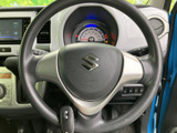 握りやすいステアリングは、運転の楽しさを高めます。操作性にも優れており、快適なドライビングをサポートします。