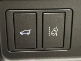 【パワーバックドア】スマートキーや運転席のボタンを押すだけでリアゲートが自動で開閉します!荷物を持っている時や、高い位置にあるバックドアを閉める際に便利な機能です♪