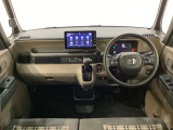 車内は光触媒抗菌消臭施工済です。インパネ周りはスタイリッシュなデザインで機能や装備も充実しています。グローブボックスやカップホルダーのほかにトレーなどたくさんの収納スペースが付いています。