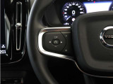 前方車を自動追従するアダプティブクルーズコントロールに加え、ステアリング操舵も行う進化型クルーズ『パイロットアシスト』を搭載。車体を車線内へと適正に維持しつつ先行車を忠実に追従します。